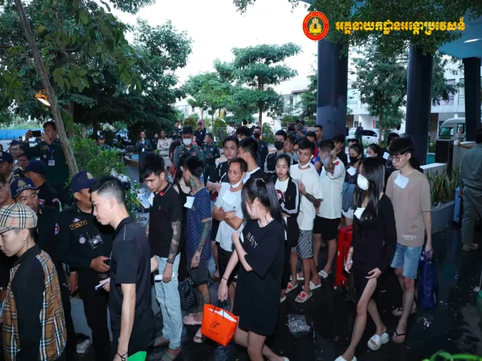 Autoridades do Camboja escoltam cidadãos vietnamitas acusados de fraude