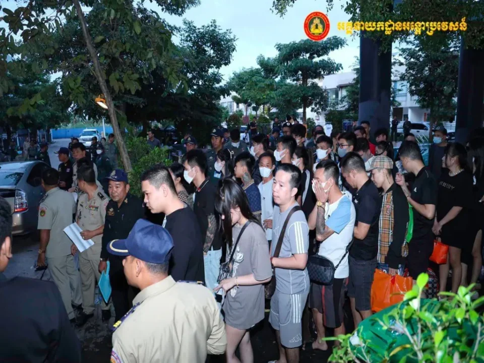 Autoridades do Camboja escoltam cidadãos vietnamitas acusados de fraude