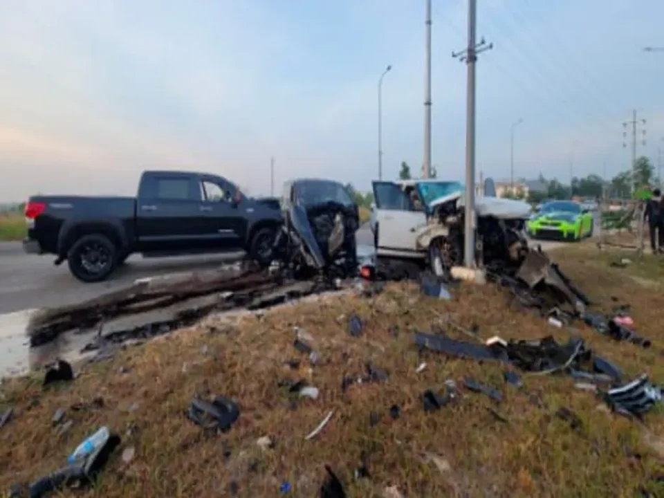 Três carros colidem em Sihanoukville, Camboja, deixando chineses feridos