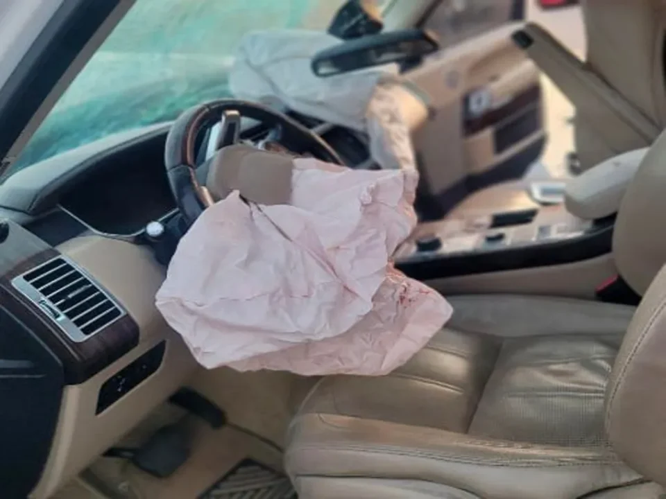 Três carros colidem em Sihanoukville, Camboja, deixando chineses feridos