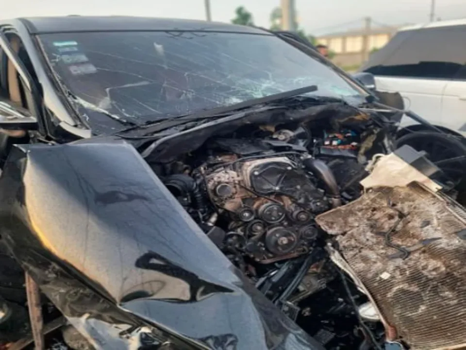 Três carros colidem em Sihanoukville, Camboja, deixando chineses feridos