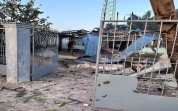 Explosões após bombardeio aéreo do exército de Mianmar em aldeia de Mong Yaw