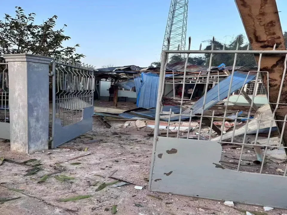 Explosões após bombardeio aéreo do exército de Mianmar em aldeia de Mong Yaw
