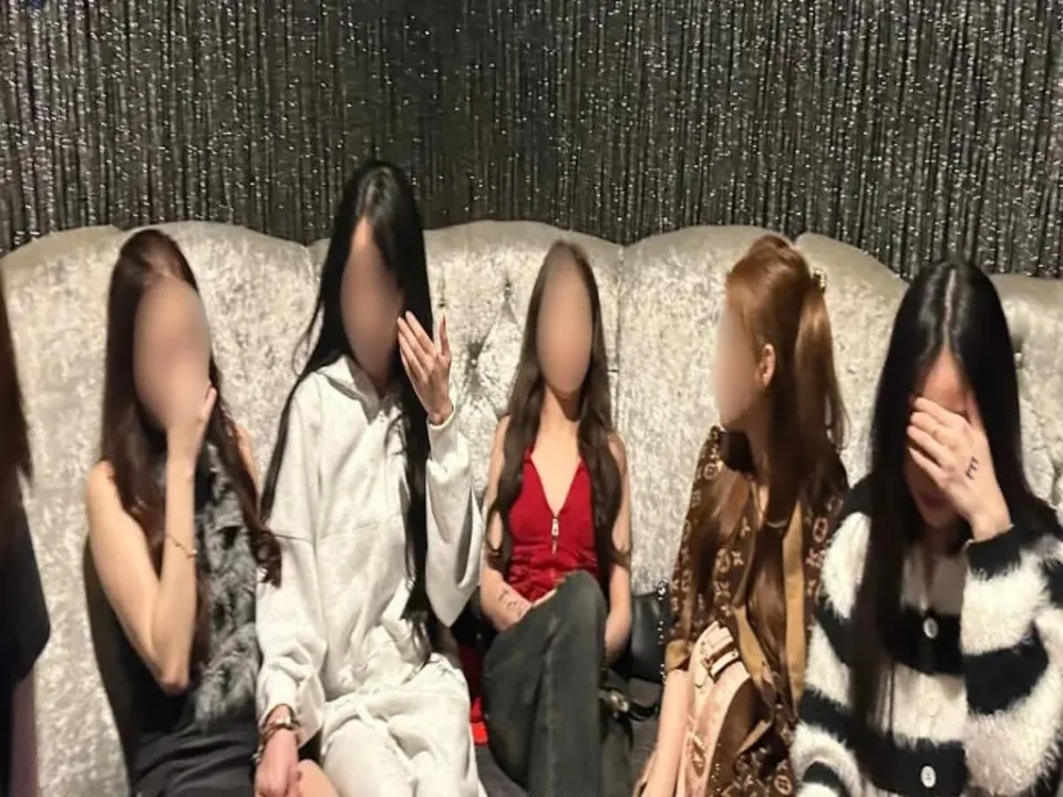 Polícia de imigração da Malásia detém estrangeiras em centro de karaokê em Manjung, Perak