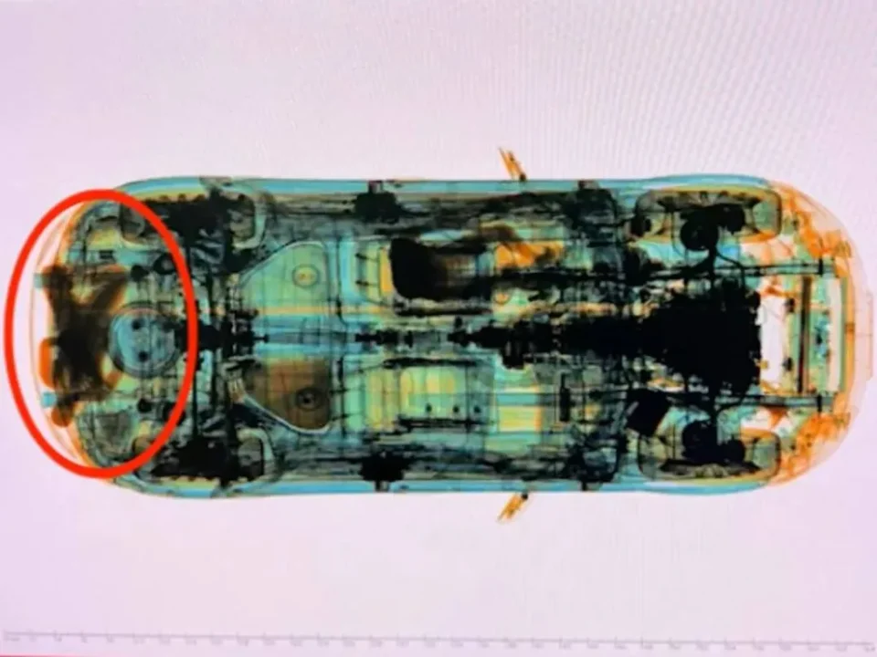 Raio-X detecta imigrantes ocultos em compartimento secreto de veículo em Sharjah