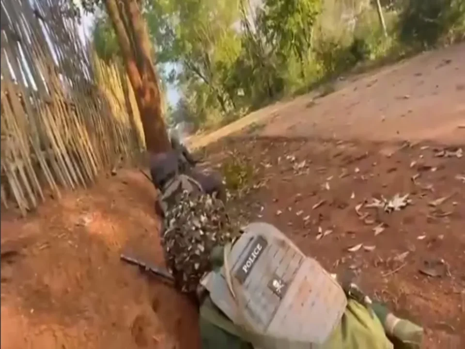 Veículos militares entram em Laukkai durante conflito na região de Shan, Mianmar