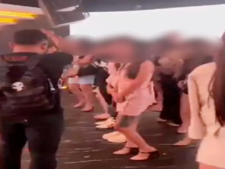 Mulheres estrangeiras presas em boate durante operação policial na Malásia
