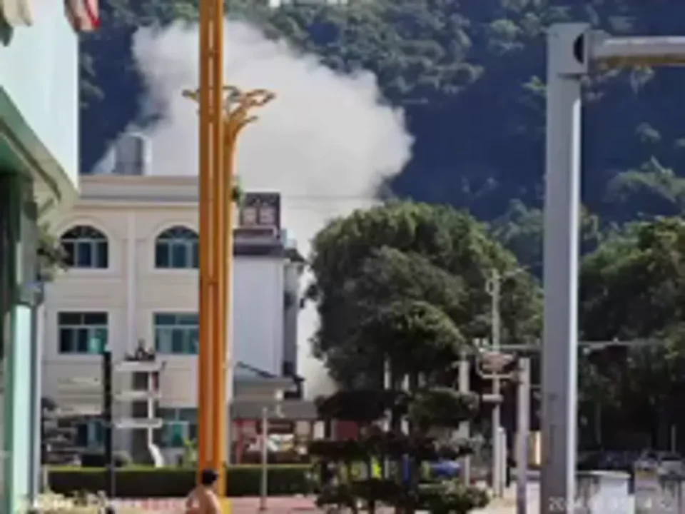 Bomba de conflito em Mianmar atinge rua de Nansan, China