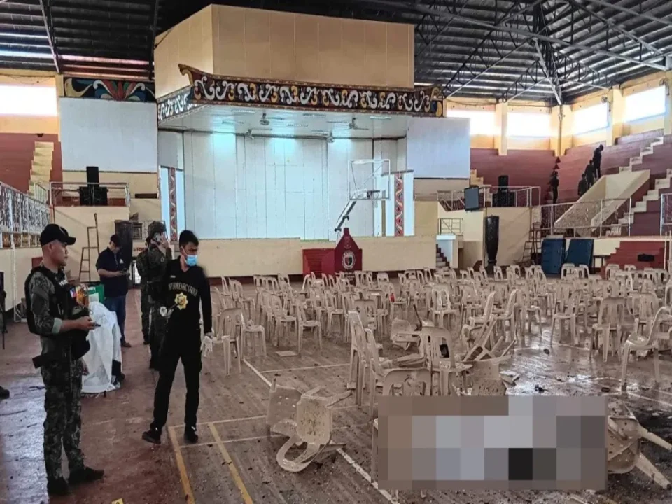 Autoridades inspecionam ginásio destruído após explosão em universidade de Marawi, Filipinas
