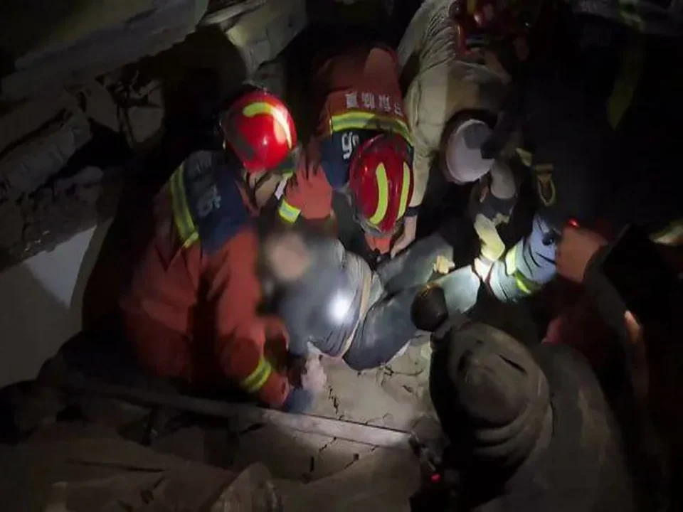 Equipes de resgate trabalham em áreas destruídas após terremoto de 6,2 em Gansu, China