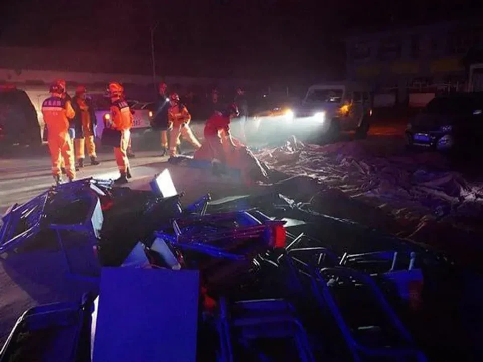 Equipes de resgate trabalham em áreas destruídas após terremoto de 6,2 em Gansu, China