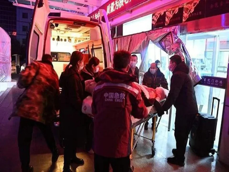Equipes de resgate trabalham em áreas destruídas após terremoto de 6,2 em Gansu, China