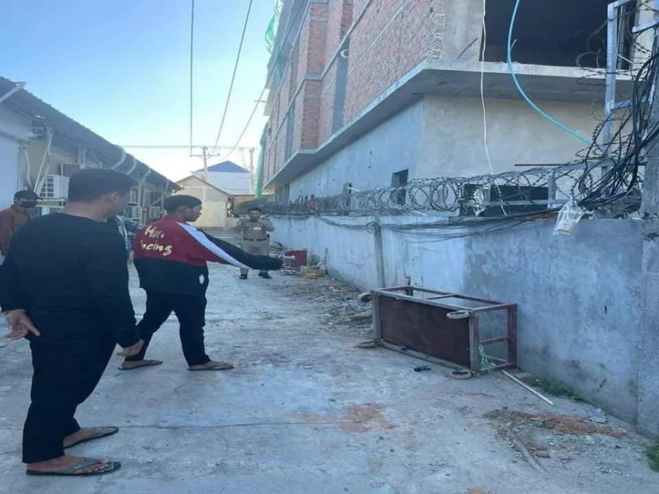Dormitório de cassino em Poipet incendiado durante fuga de tailandeses explorados em rede de fraude