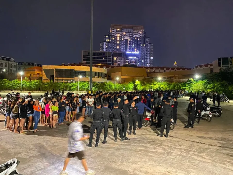 Grupo de 246 jovens detidos pela polícia em Phnom Penh após reunião conflituosa na Ilha Diamante