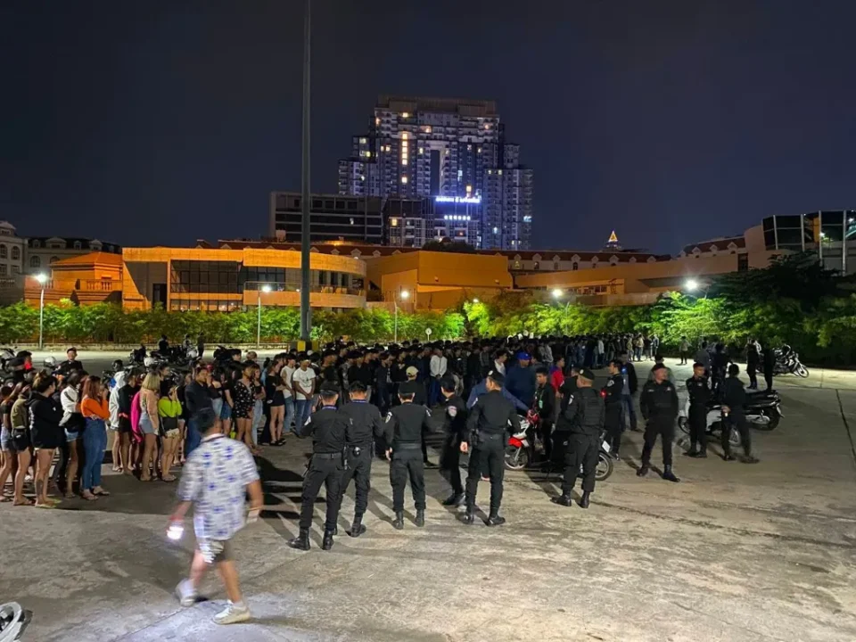Grupo de 246 jovens detidos pela polícia em Phnom Penh após reunião conflituosa na Ilha Diamante