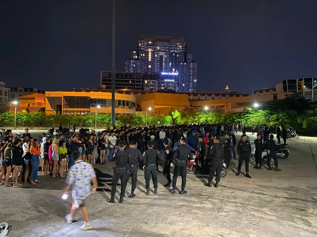 Phnom Penh: 246 jovens detidos e liberados