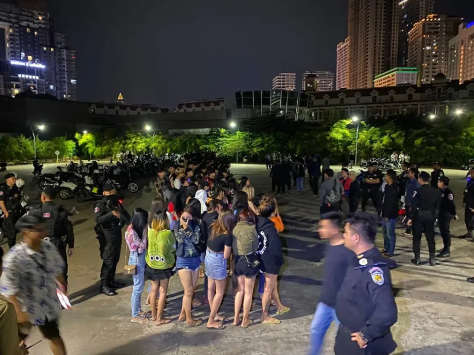 Grupo de 246 jovens detidos pela polícia em Phnom Penh após reunião conflituosa na Ilha Diamante