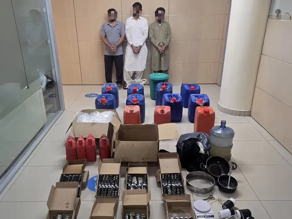 Polícia apresenta três homens detidos e dezenas de galões e caixas com produtos químicos suspeitos