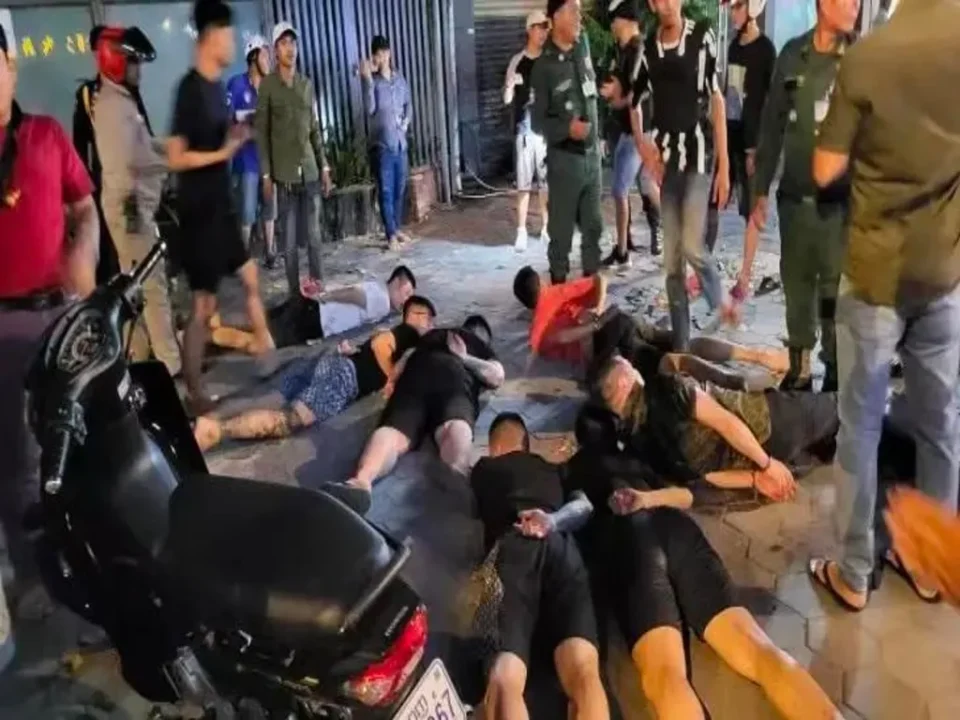Oito chineses presos em Phnom Penh após ataque violento a dois homens em via pública