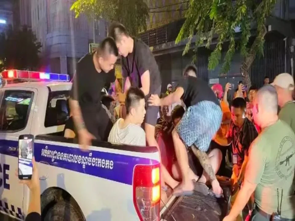Oito chineses presos em Phnom Penh após ataque violento a dois homens em via pública