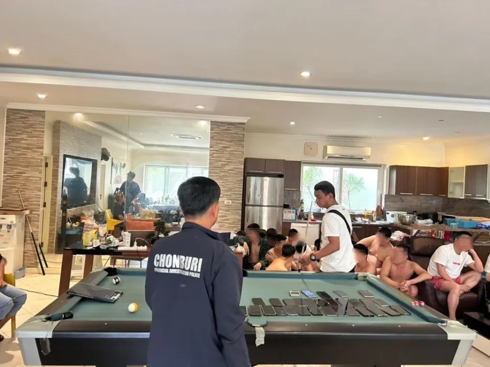 Polícia tailandesa detém grupo de chineses acusado de operar empréstimos ilegais online em Pattaya