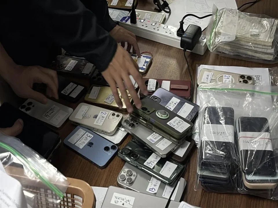 Polícia tailandesa detém grupo de chineses acusado de operar empréstimos ilegais online em Pattaya