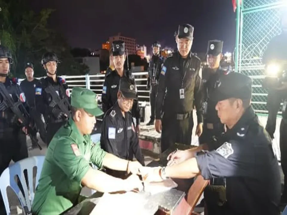 Autoridades de Wa entregam milhares de suspeitos de fraude chineses na fronteira com a China