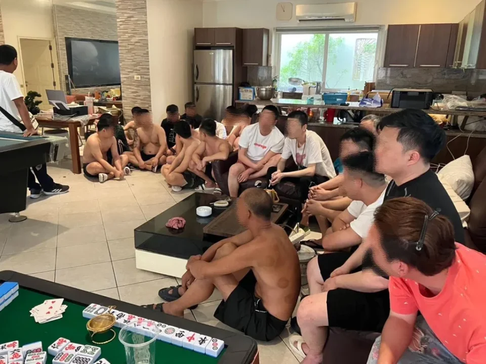Polícia tailandesa detém grupo de chineses acusado de operar empréstimos ilegais online em Pattaya