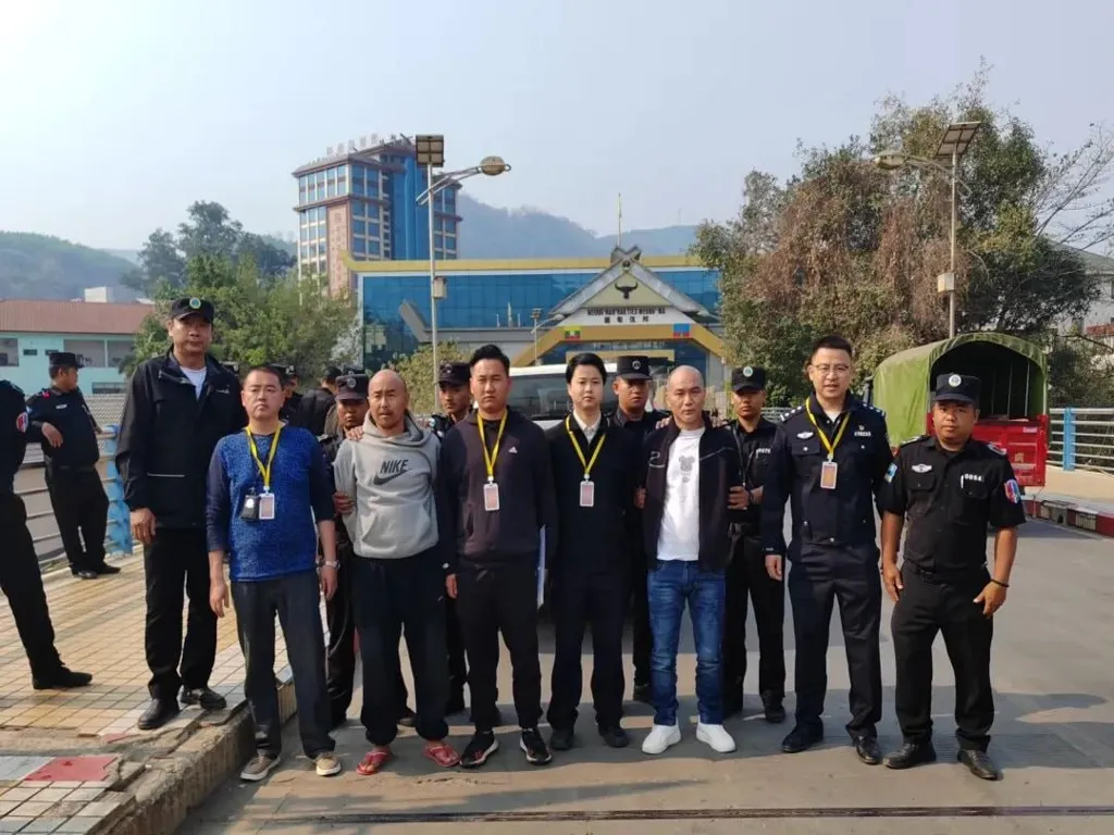 Fugitivos chineses entregues pela Wa State à China