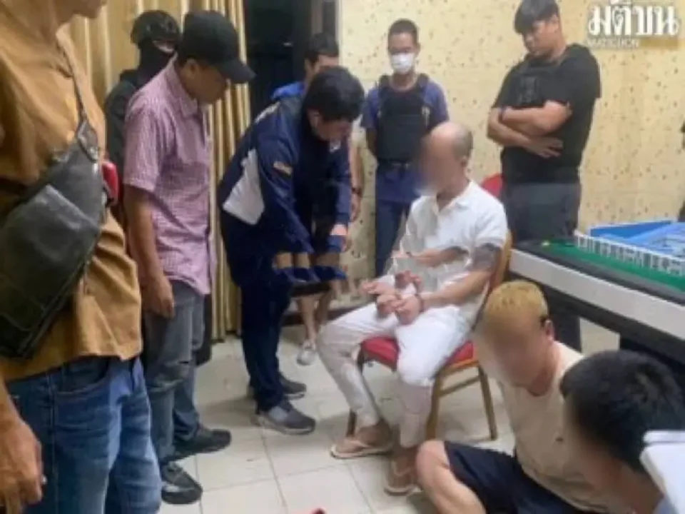 Imagem da polícia tailandesa após prisão de criminosos chineses em assalto armado