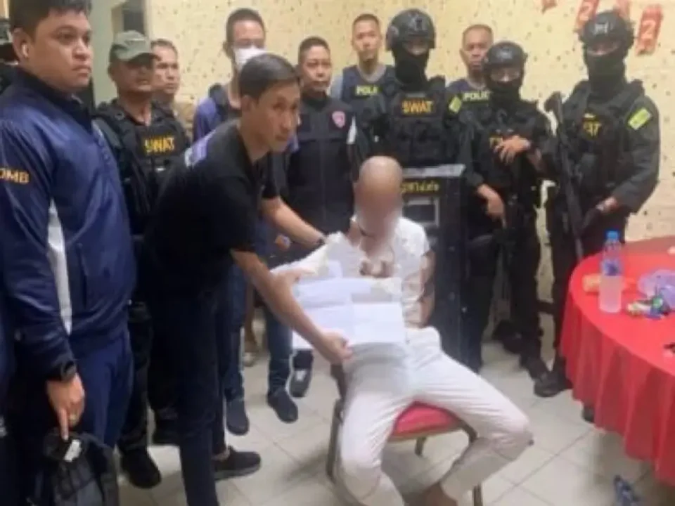 Imagem da polícia tailandesa após prisão de criminosos chineses em assalto armado