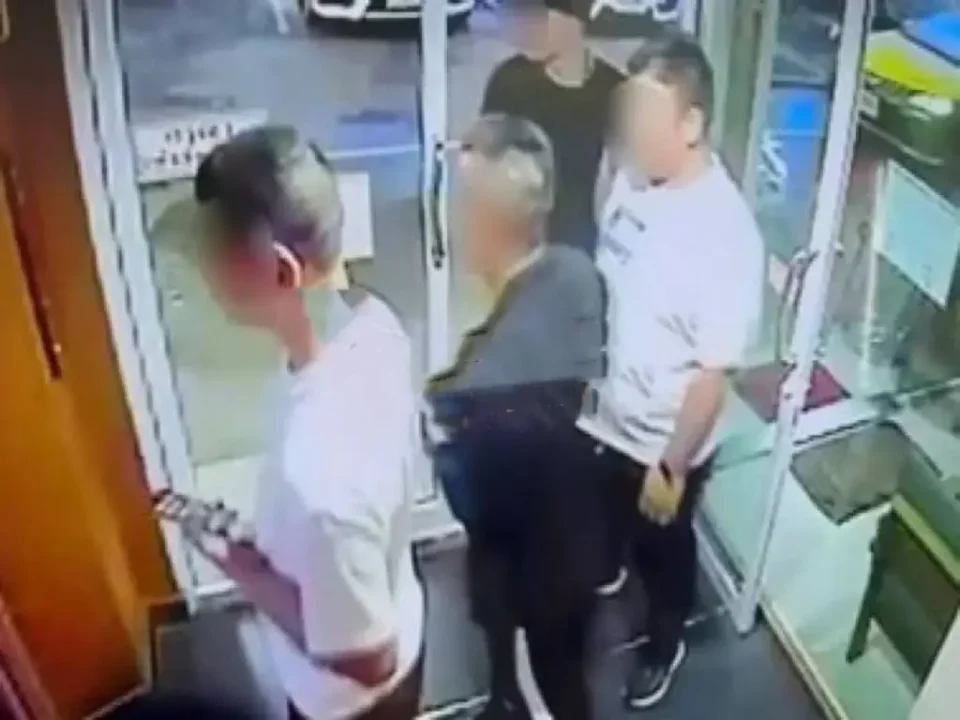 Imagem da polícia tailandesa após prisão de criminosos chineses em assalto armado