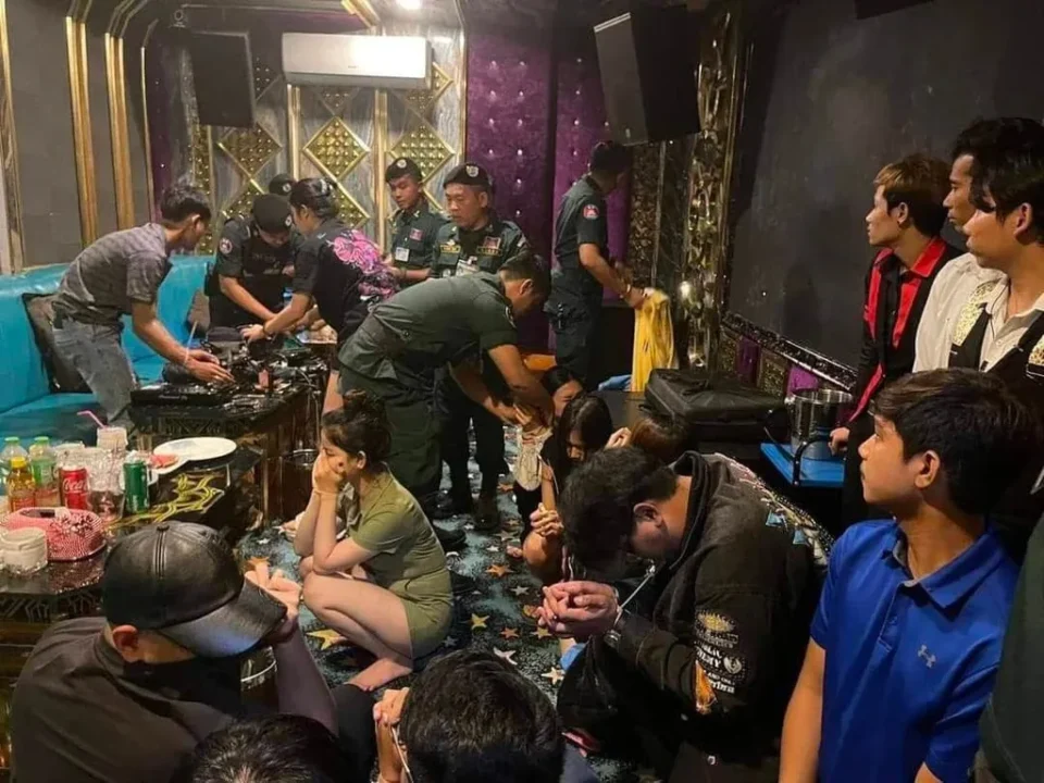 Polícia do Camboja prende mais de 100 pessoas em operação antidrogas no Sky KTV em Poipet