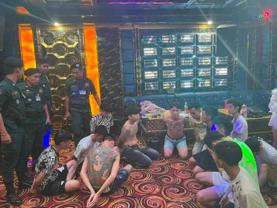 Polícia do Camboja prende mais de 100 pessoas em operação antidrogas no Sky KTV em Poipet