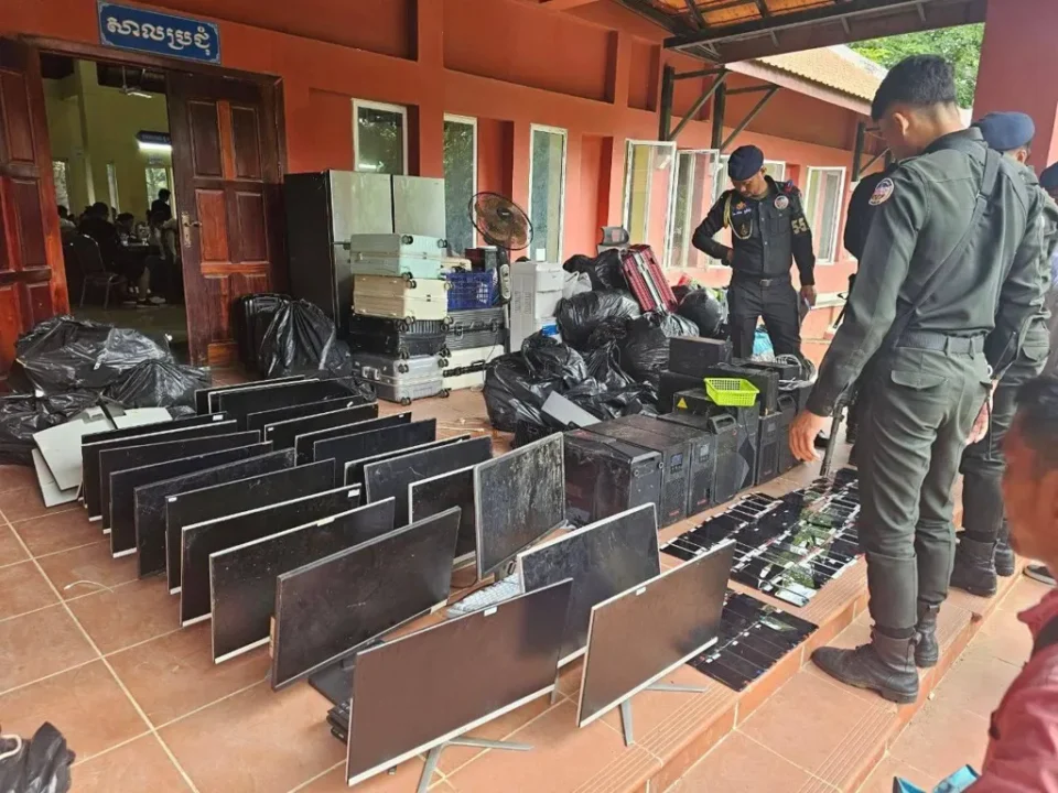 Polícia do Camboja prende estrangeiros em operação contra fraude online