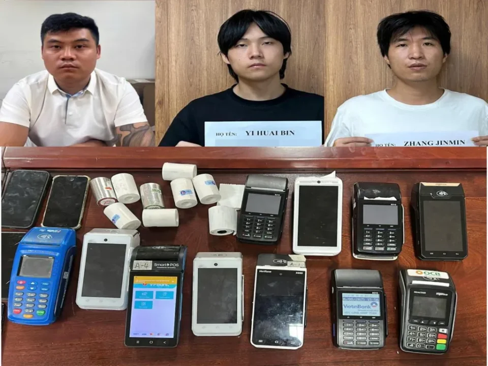 Máquinas POS e cartões apreendidos em operação policial em Da Nang