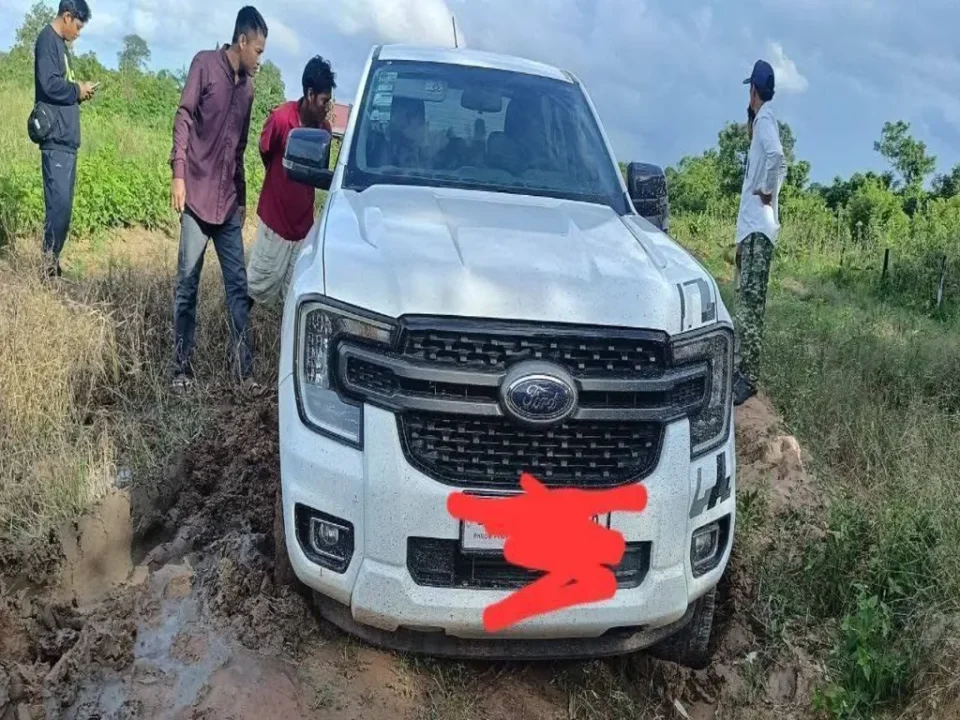 Carro encontrado em vala com corpo dentro em Oddar Meanchey, Camboja