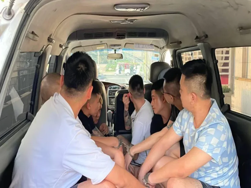 Polícia leva quatro suspeitos taiwaneses acusados de morte em briga em Phnom Penh