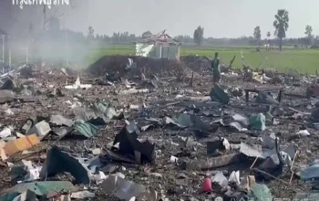 Fábrica de fogos em Suphanburi destruída após explosão, causando mortes e destruição