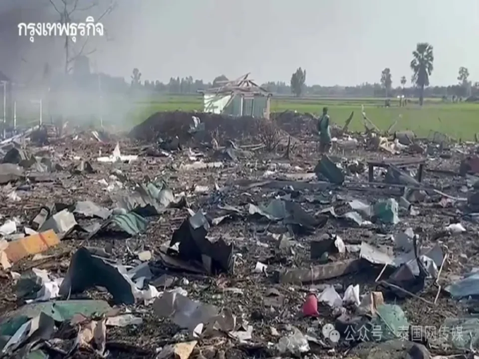 Fábrica de fogos em Suphanburi destruída após explosão, causando mortes e destruição