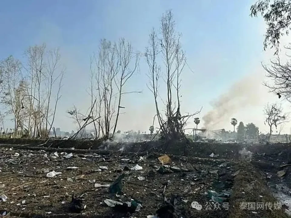 Fábrica de fogos em Suphanburi destruída após explosão, causando mortes e destruição
