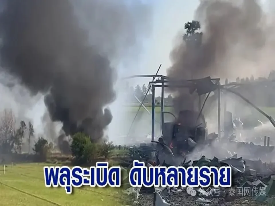 Fábrica de fogos em Suphanburi destruída após explosão, causando mortes e destruição