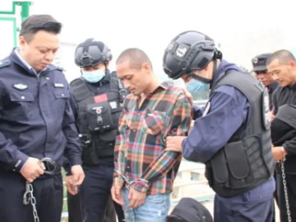 Autoridades do Wa State entregam cidadãos chineses fugitivos na fronteira com a China