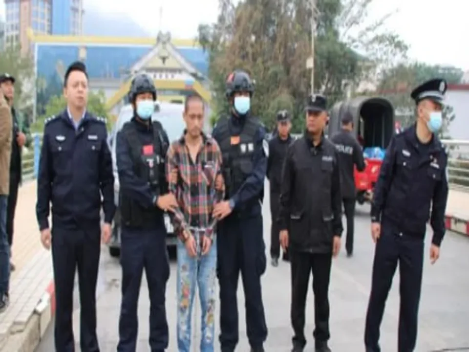 Autoridades do Wa State entregam cidadãos chineses fugitivos na fronteira com a China