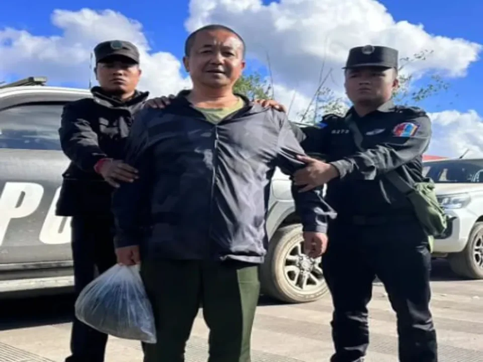 Autoridades do Wa State entregam cidadãos chineses fugitivos na fronteira com a China