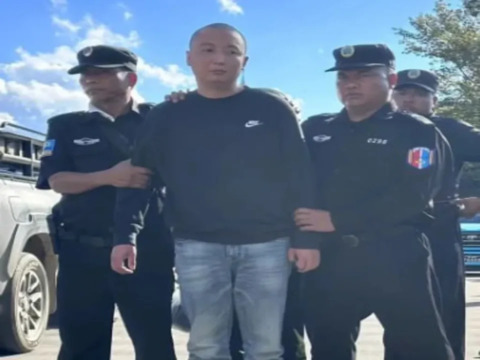 Autoridades do Wa State entregam cidadãos chineses fugitivos na fronteira com a China