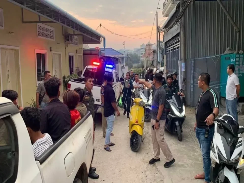 Cena de confronto de gangues juvenis em Sihanoukville, resultando em uma morte