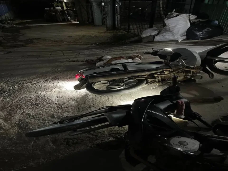 Cena de confronto de gangues juvenis em Sihanoukville, resultando em uma morte